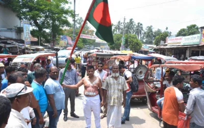 During the first 30 minutes of his protest in front of the Dinajpur General Hospital around mid-day, people from all walks of life stood alongside Ashraful in the harsh heat to show their support | Dhaka Tribune