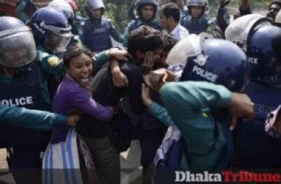 Police seen trying to disperse protesters at Shahbagh  MAHMUD HOSSAIN OPU/DHAKA TRIBUNE