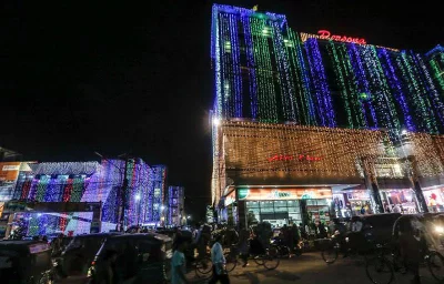 The number of public transportation outside the building gives an indication of the number of shoppers inside the malls Rabin Chowdhury/DHAKA TRIBUNE