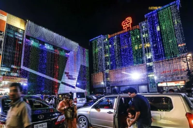 Shoppers seen elated while exiting malls |Rabin Chowdhury/DHAKA TRIBUNE