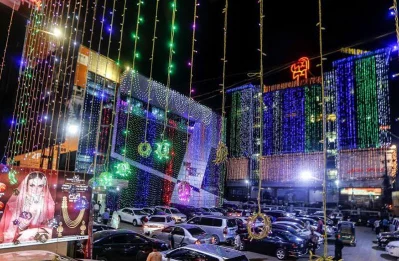 A full parking lot indicating people rushing to the malls to get the best deals in town |Rabin Chowdhury/DHAKA TRIBUNE