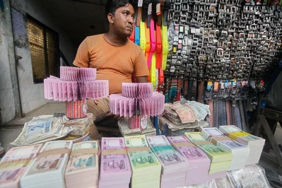 Around a hundred currency traders were seen in front of the Gulistan Shopping Complex on June 14, 2017 Mehedi Hasan/DHAKA TRIBUNE
