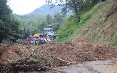 An army team was clearing mud from a landslide from a link road in Manikchhari in the morning when another landslide occurred killing and injuring several officers and members of the army on Tuesday, June 13, 2017/DHAKA TRIBUNE