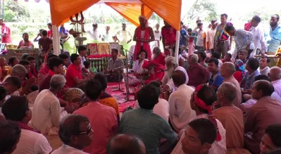 Devotees, both local and foreign, are mesmerized by the soulful performance by a Hindu sage at the Kumbho Mela in Rajair upazila, Madaripur