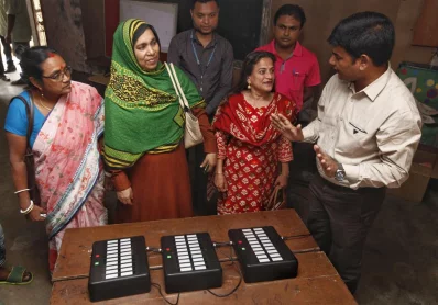 Voters cast mock votes at a polling centre in Khulna where an EVM machine was set up on Monday | Mehedi Hasan/Dhaka Tribune