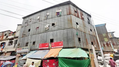 A three-storey makeshift building made of corrugated tin houses 40 families in Islambag, Puran Dhaka | Syed Zakir Hossain/Dhaka Tribune