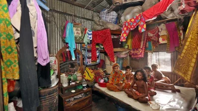 In a cramped room inside the Islambag building, a family of seven struggle to live | Syed Zakir Hossain/Dhaka Tribune