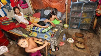 Salam and his family of six live in a hovel by the rail tracks in Kawran Bazar | Syed Zakir Hossain/Dhaka Tribune