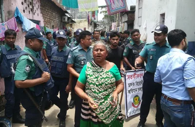 Police detain a number of people during the raid on May 27, 2018 | Mahmud Hossain Opu/Dhaka Tribune