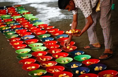 Arranging and plating the food items for the devotees to enjoy a good meal at iftar at the High Court mazar | Mehedi Hasan/Dhaka Tribune