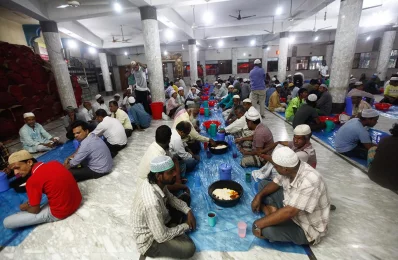 The High Court mazar which arranges iftar everyday for the common mass, opens their doors to serve and replenish the devotees with a hearty meal at iftar | Mehedi Hasan/Dhaka Tribune
