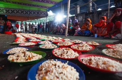Plates ready and aligned to serve and replenish the devotees after a long day of fasting | Mehedi Hasan/Dhaka Tribune