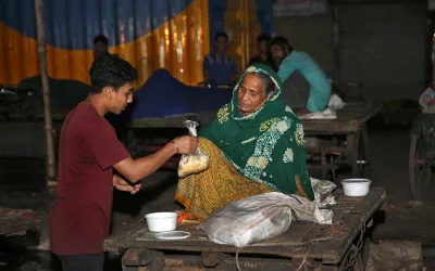An organization called Procheshta collects surplus wedding food and donates them to homeless people | Syed Zakir Hossain/Dhaka Tribune