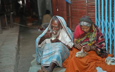 A homeless couple at Tejgaon railway station chows down on surplus wedding food | Syed Zakir Hossain/Dhaka Tribune