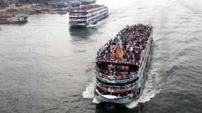Passengers on board the launch Sundarban-2 heading back home to celebrate the Eid | Dhaka Tribune