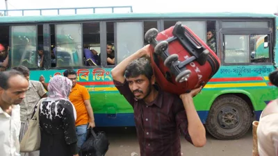 A worried passenger with his luggage on his shoulder at a bus terminaln| Mahmud Hossain Opu/Dhaka Tribunen