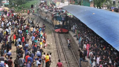 An overcrowded train pulling into a station | Rajib Dhar/Dhaka Tribune