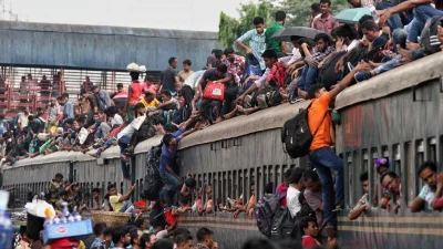Passengers risk their lives travelling on train rooftops | Rajib Dhar/Dhaka Tribune