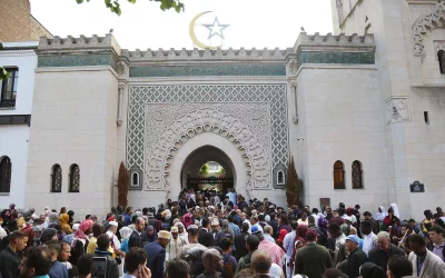 Muslims gather at the Grande Mosquee de Paris (Great Mosque of Paris) in Paris at the start of the Eid al-Fitr holiday which marks the end of Ramadan, on June 15, 2018 AFP