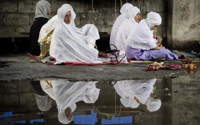 Muslims offer Eid al-Fitr prayers on the roof of an unfinished mosque in Manila on June 15, 2018 | AFP