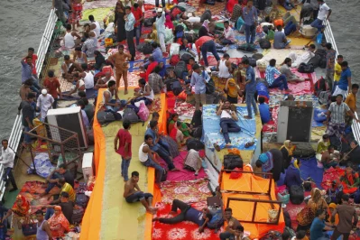 People on the roof of a launch at Dhakas Sadarghat, ahead of Eid-ul-Fitr Mehedi Hasan