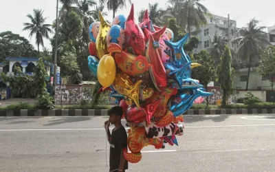 Children out with their families during the Eid holidays are often seduced by the bright, shiny balloons peddled on the streets | Rajib Dhar/Dhaka Tribune