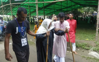 Volunteers aid an elderly voter as she makes her way to cast her vote | Mehedi Hasan/Dhaka Tribune