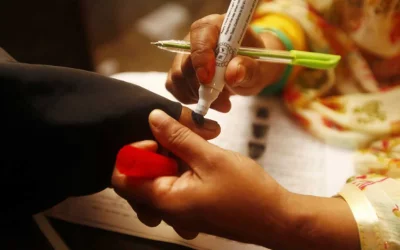 A polling officer inks a voters thumb | Mehedi Hasan/Dhaka Tribune