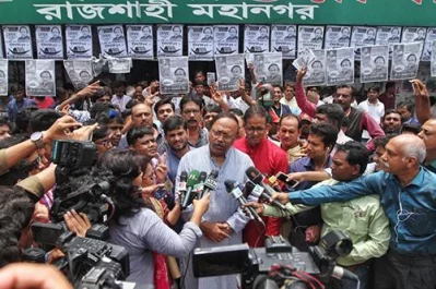 Rajshahi City Corporation elections 2018 - Awami League mayoral candidate AHM Khairuzzaman Liton speaks to reporters during his campaign for the Rajshahi City Corporation election on Saturday, July 28, 2018 Rajib Dhar/Dhaka Tribune