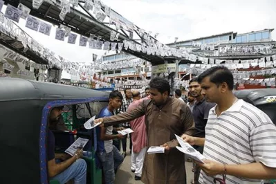 Sylhet City Corpotation elections 2018 - Awami League men distribute leaflets during the election campaign for the Sylhet polls on July 28, 2018 Mahmud Hossain Opu/Dhaka Tribune