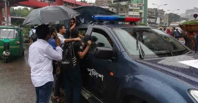 Students inspect a police vehicle for licence and registration in Farmgate on August 2, 2018 | Mehedi Hasan/Dhaka Tribune