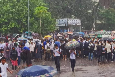 Students protesting in the rain for better road safetynMainoor Islam/Dhaka Tribune