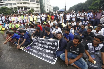 Dhaka University students seen united in demanding safer roads and punishment of reckless drivers at ShahbagnMehdi Hasan/Dhaka Tribune