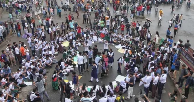 Students sit-in on the Airport Road in Uttara for the demo | Rajib Dhar/Dhaka Tribune