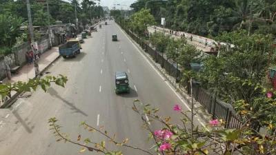 Thin traffic and a few vehicles on the empty roads of Mirpur area  Rajib Dhar/Dhaka Tribune