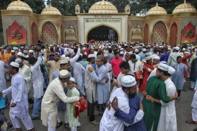 Muslims embrace each other to share  the joy and unity of Eid at the National Eidgah  Rajib Dhar/Dhaka Tribune n