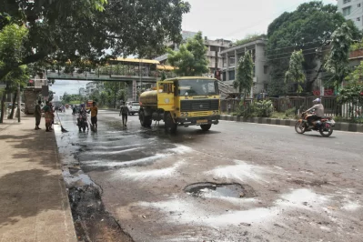 DSCC begins cleanup operation, starting from mirpur road| Rajib Dhar/ Dhaka Tribune