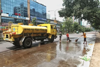 DSCC begins cleanup operation, starting from mirpur road | Rajib Dhar /Dhaka Tribune