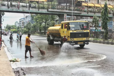 DSCC begins cleanup operation, starting from mirpur road  | Rajib Dhar /Dhaka Tribune