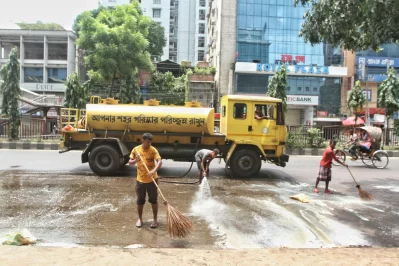 DSCC begins cleanup operation, starting from mirpur road | Rajib Dhar/ Dhaka Tribune