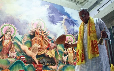 A priest conducts the rites of worship at Dhakeshwari Temple in Dhaka on October 18, 2018 | Mehedi Hasan