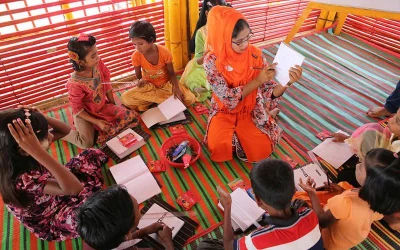 Rohingya youngsters circle around their teacher in the class room Syed Zakir Hossain/Dhaka Tribune