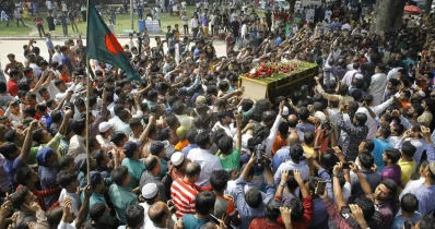 An ambulance carrying the body of Ayub Bachchu reach on the premises of Shaheed Minar around 10:25am on October 19, 2018 Mahmud Hossain Opu
