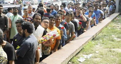 People stand in queue with flowers to pay tributes to Ayub Bachchu at the Shaheed Minar premises on October 19, 2018 Mahmud Hossain Opu/Dhaka Tribune