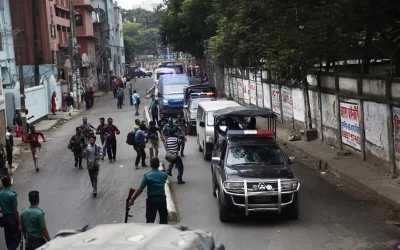 A police motorcade escorts the prisoners for the August 21 grenade attack verdict on October 10, 2018 to a special tribunal in Nazimuddin Road, Dhaka | Photo by Dhaka Tribune