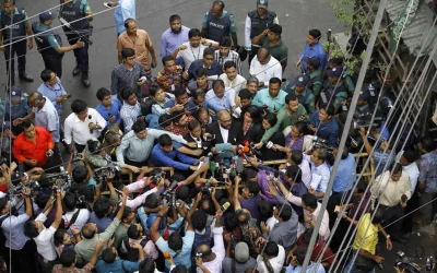 Reporters throng Public Prosecutor Mosharraf Hossain Kajal after the verdict is announced in the August 21 grenade attack case on October 10, 2018 | Photo by Mahmud Hossain Opu/Dhaka Tribune