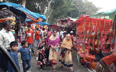 Devotees gather at the fair with great enthusiasm