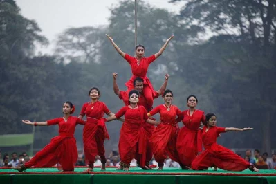 Chhayanaut artistes in the midst of an acrobatic piece, during their performance at Dhaka University |nMahmud Hossain Opu/Dhaka Tribunen