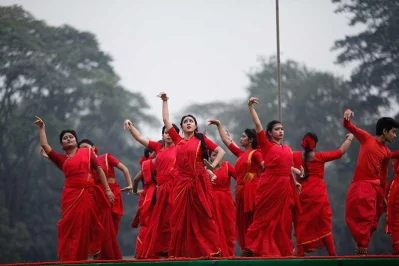 Chhayanaut artistes performing at the Victory Day program held at Dhaka University |nMahmud Hossain Opu/Dhaka Tribunen