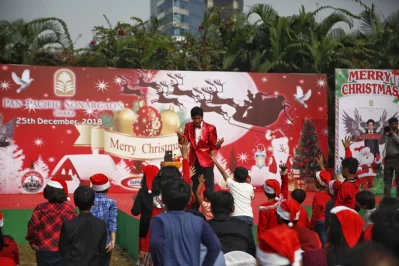 Children gather around for a performance on Christmas at a program at the Pan Pacific Sonargaon Hotel | Mehedi Hasan/Dhaka Tribune